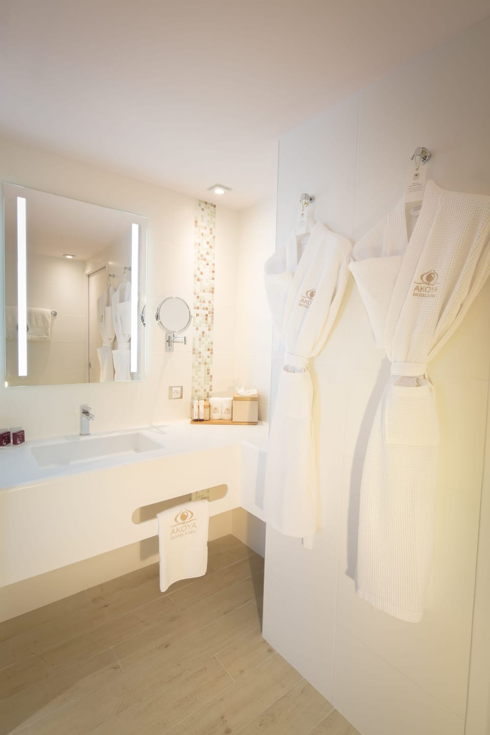 Combined shower/tub, rainfall showerhead, free toiletries, hair dryer