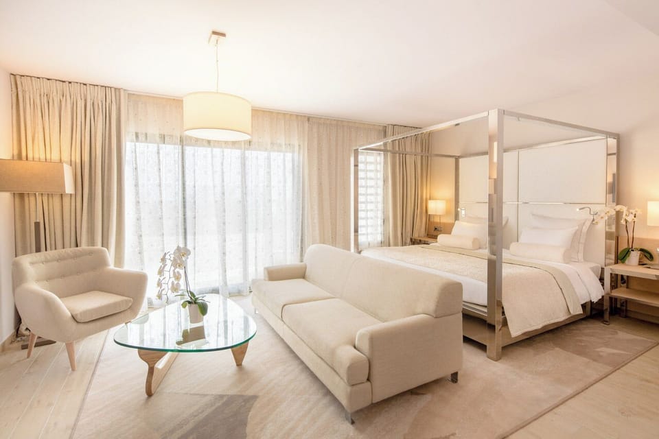 Deluxe Suite | Minibar, in-room safe, individually decorated, individually furnished