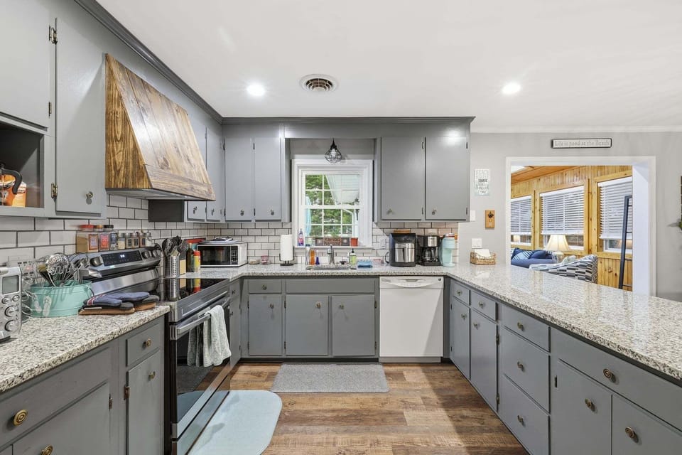House, 3 Bedrooms | Private kitchen | Fridge, oven, coffee/tea maker, toaster