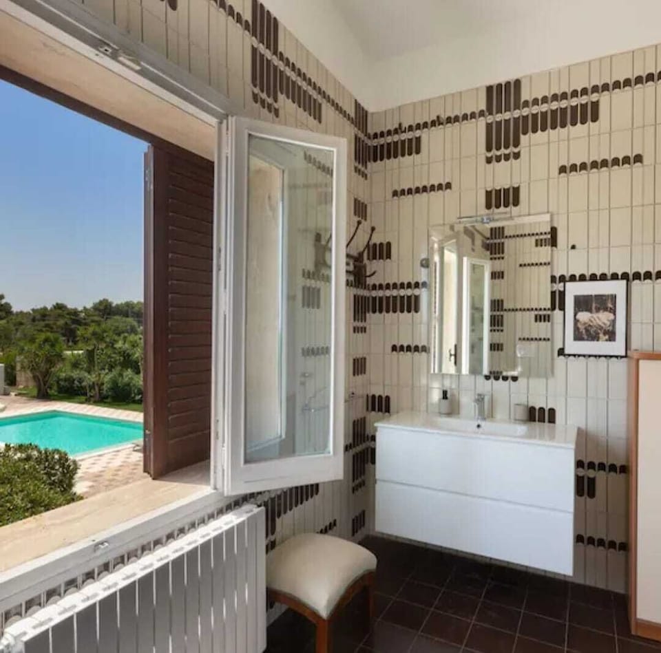 Villa (4 Bedrooms) | Bathroom | Shower, free toiletries, hair dryer, bidet