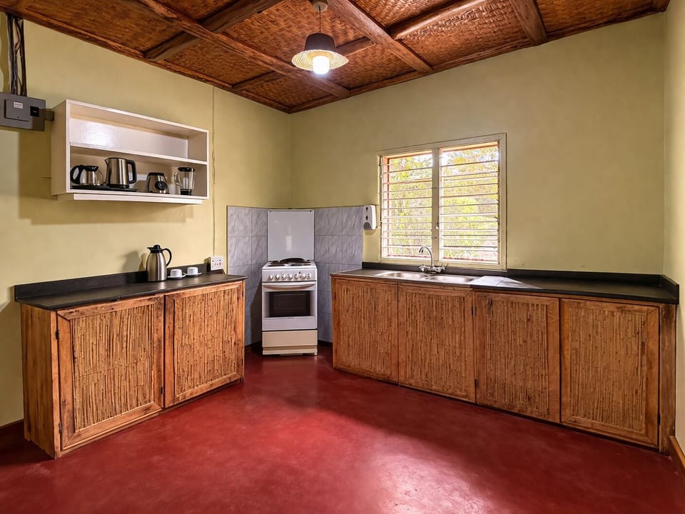 Executive Cabin | Private kitchen | Dishwasher, blender, cookware/dishes/utensils