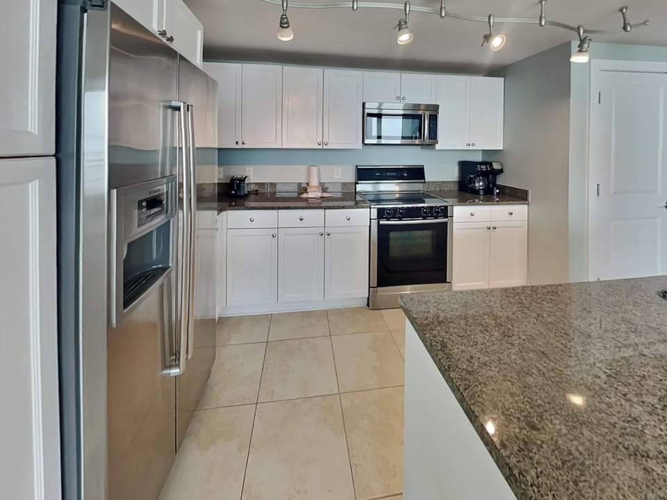 Full Kitchen - Stainless Steel Appliances
