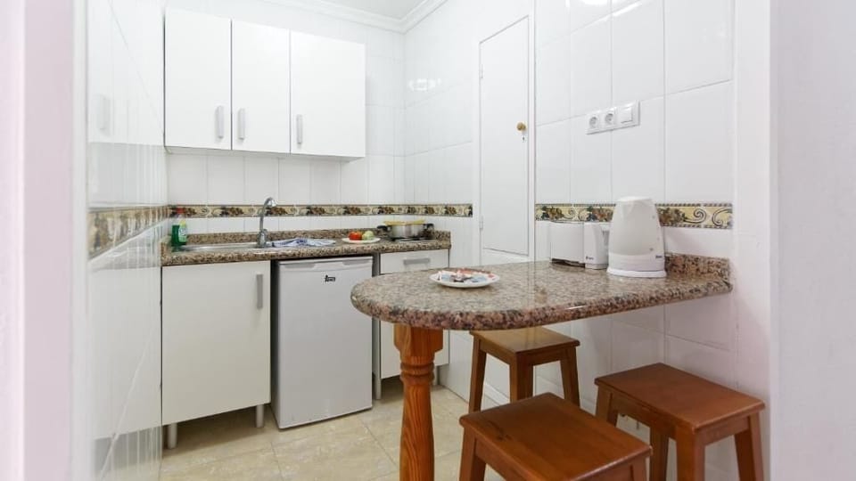 Private kitchen | Fridge, microwave, toaster, kitchen islands