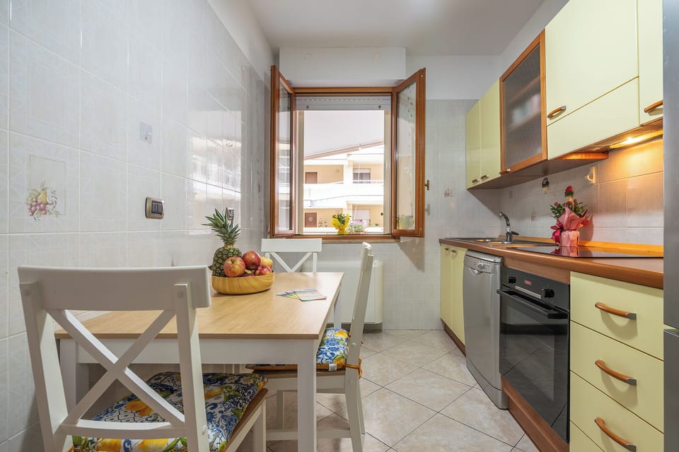 Private kitchen | Full-size fridge, microwave, oven, stovetop