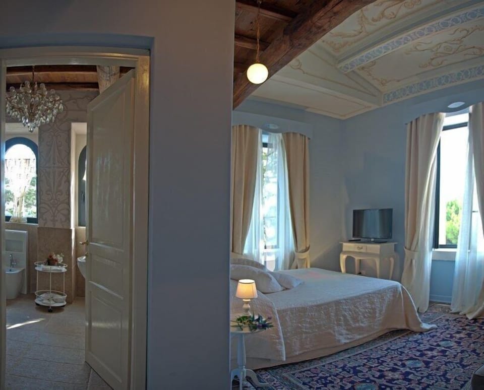 Deluxe Room | Minibar, in-room safe, individually furnished, desk