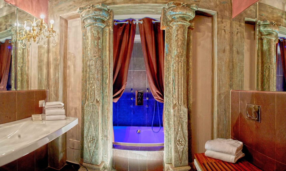 Deluxe Room | Minibar, in-room safe, individually furnished, desk