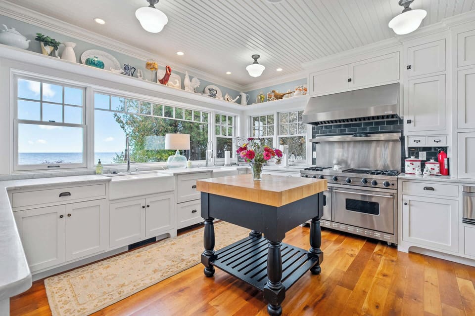 large windows to look out over the water!
