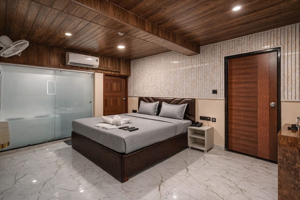 Luxury Room | Bathroom | Hair dryer, towels, soap, shampoo