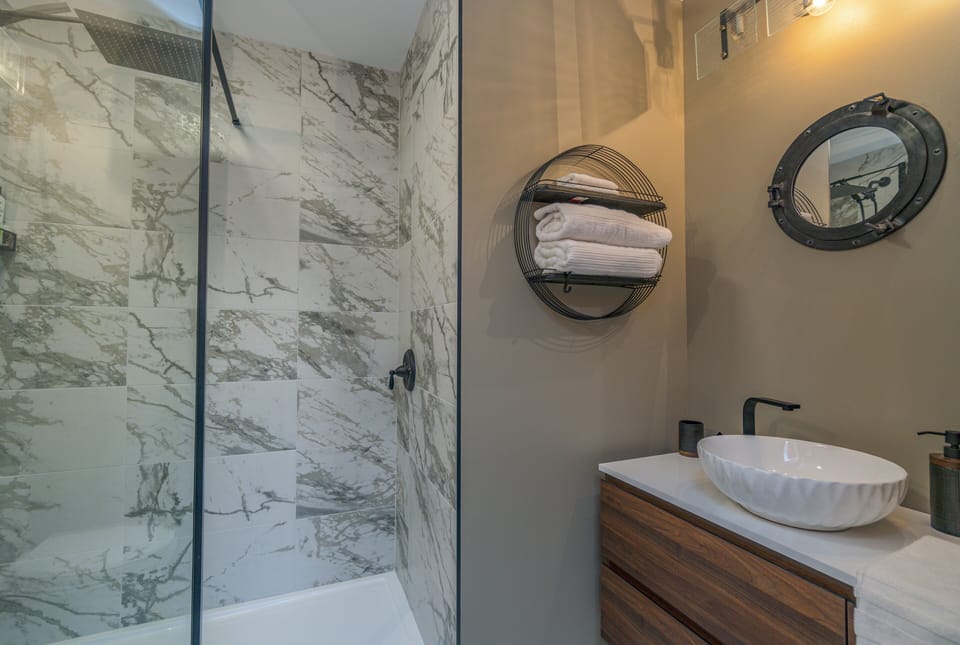 Double Room, Balcony, Valley View | Bathroom | Shower, free toiletries, hair dryer, towels