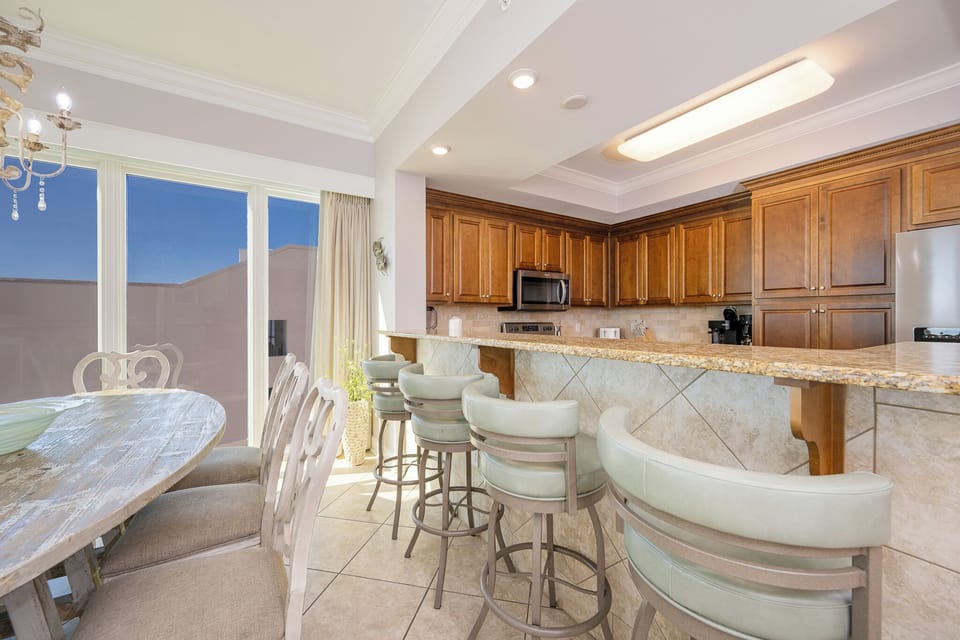 Sip your morning coffee at the breakfast bar and get ready for a beach day in this stylish space