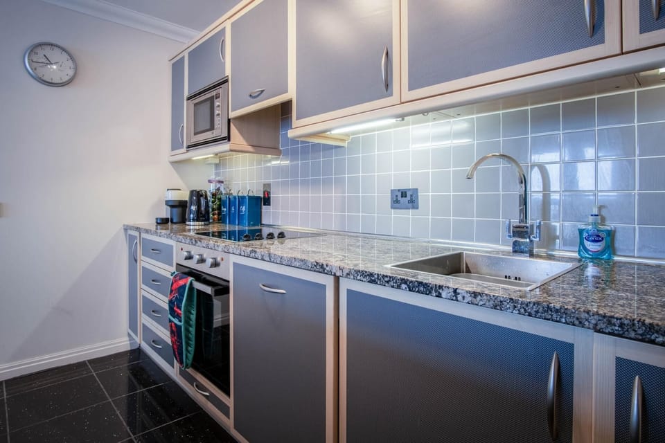 Apartment (4 Bedrooms) | Private kitchen | Microwave, oven, stovetop, dishwasher