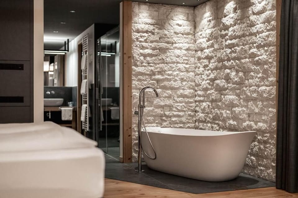 Deluxe Suite | Bathroom | Separate tub and shower, hair dryer, bathrobes, slippers