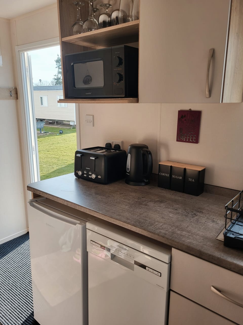 fridge, dishwasher, hob, oven, kettle, toaster, microwave, air fryer, cookware