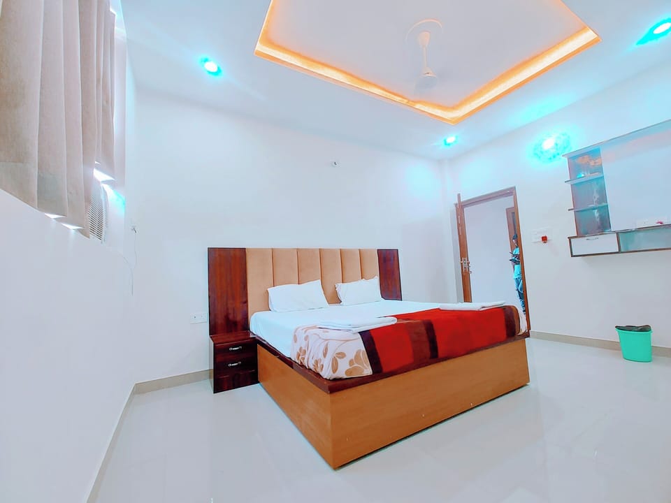 Basic Double or Twin Room | In-room safe, desk, laptop workspace, iron/ironing board