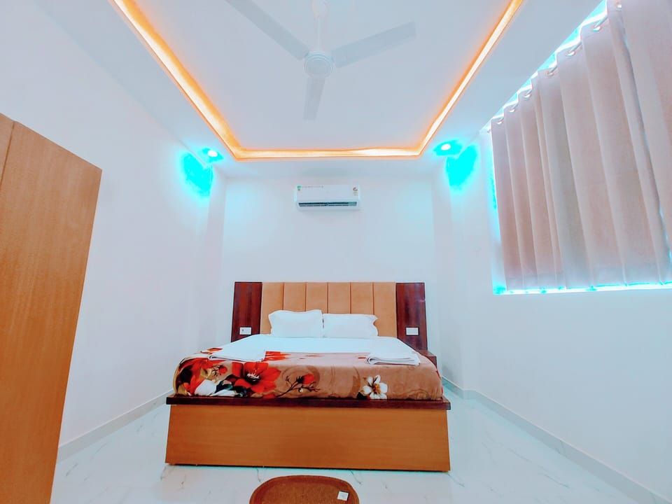 Basic Double or Twin Room | In-room safe, desk, laptop workspace, iron/ironing board