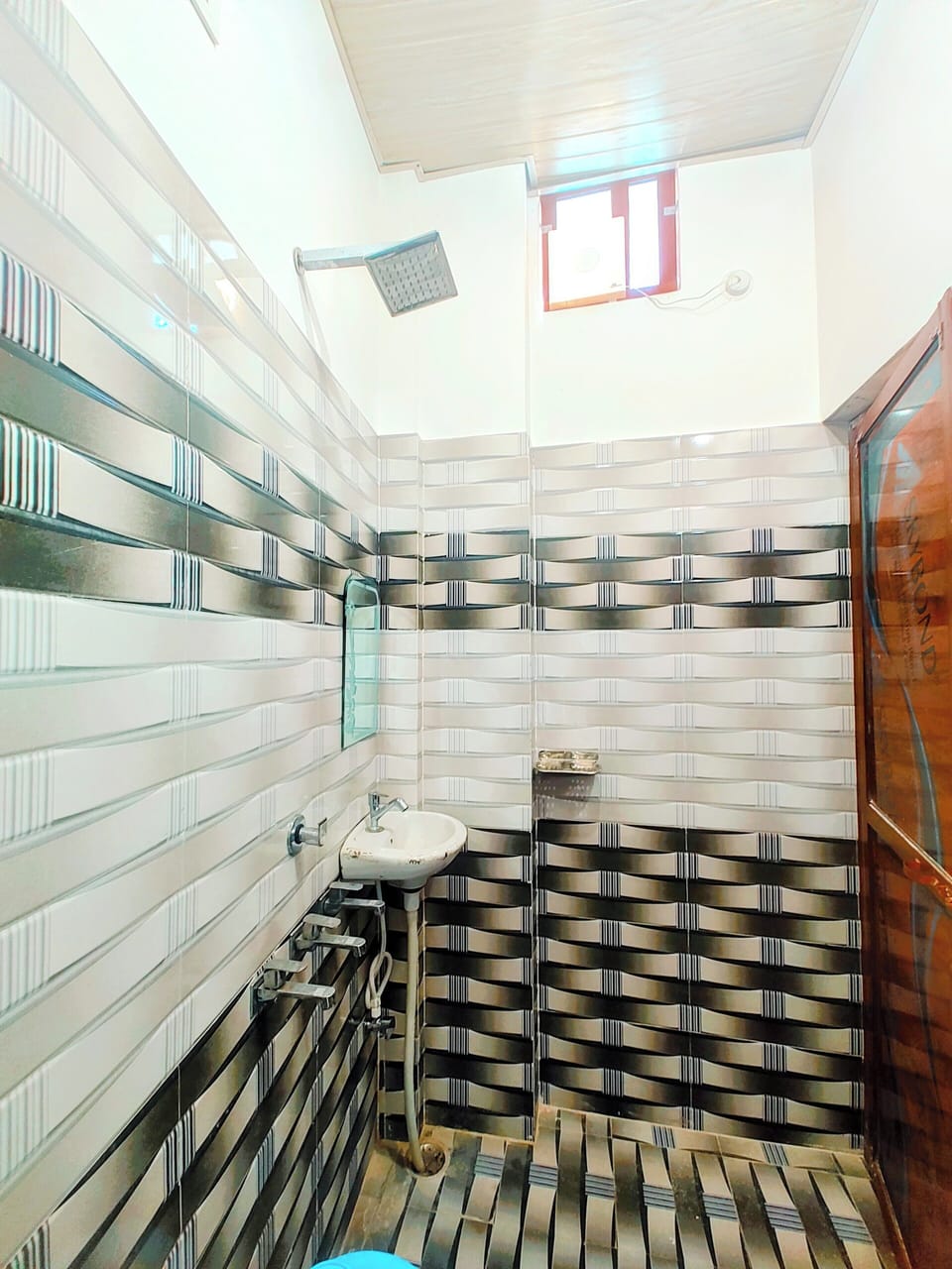 Basic Double or Twin Room | Bathroom | Shower, slippers, towels, soap
