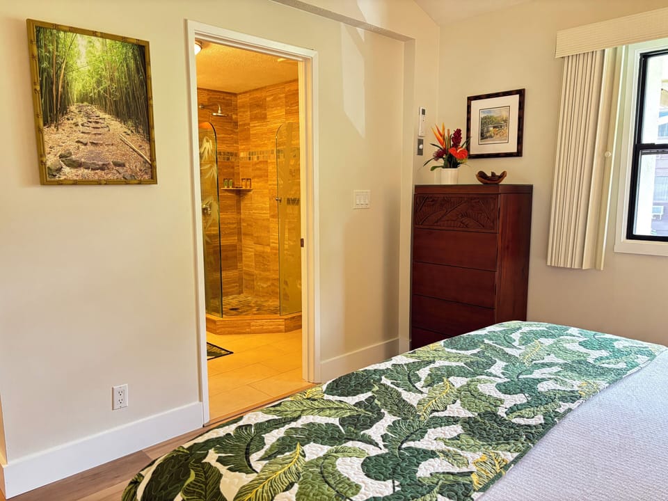 Makani A Kai B1- Primary bedroom with ensuite bathroom