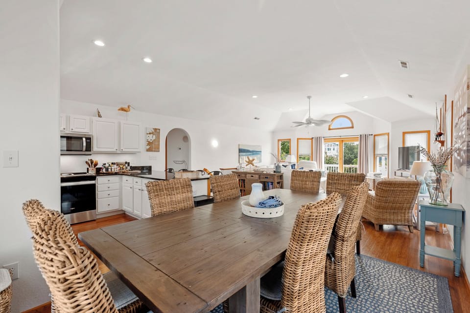 WH5991: Stella Marina | Top Level Dining Area