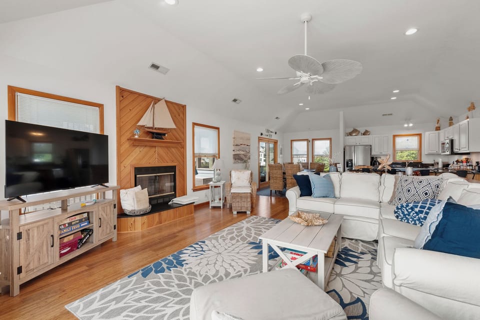 WH5991: Stella Marina | Top Level Living Area - Fireplace Not Available For Guest Use