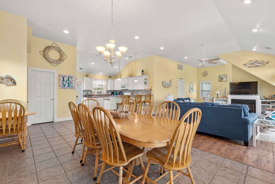 JR6400: Livin' the Dream | Top Level Dining Area