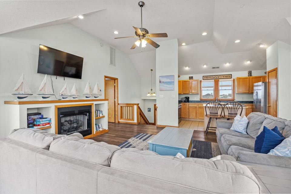 HIWA01: Sea Spray | Top Level Living Area