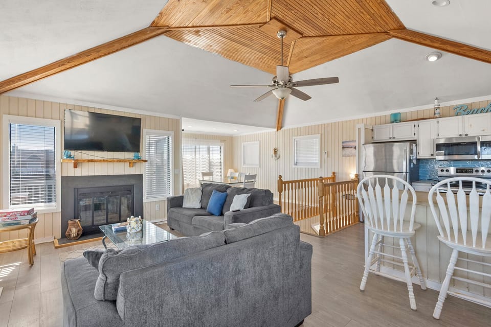 OSN06: Sunshine and Whiskey | Top Level Living Area