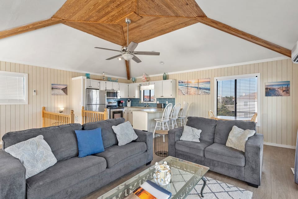 OSN06: Sunshine and Whiskey | Top Level Living Area