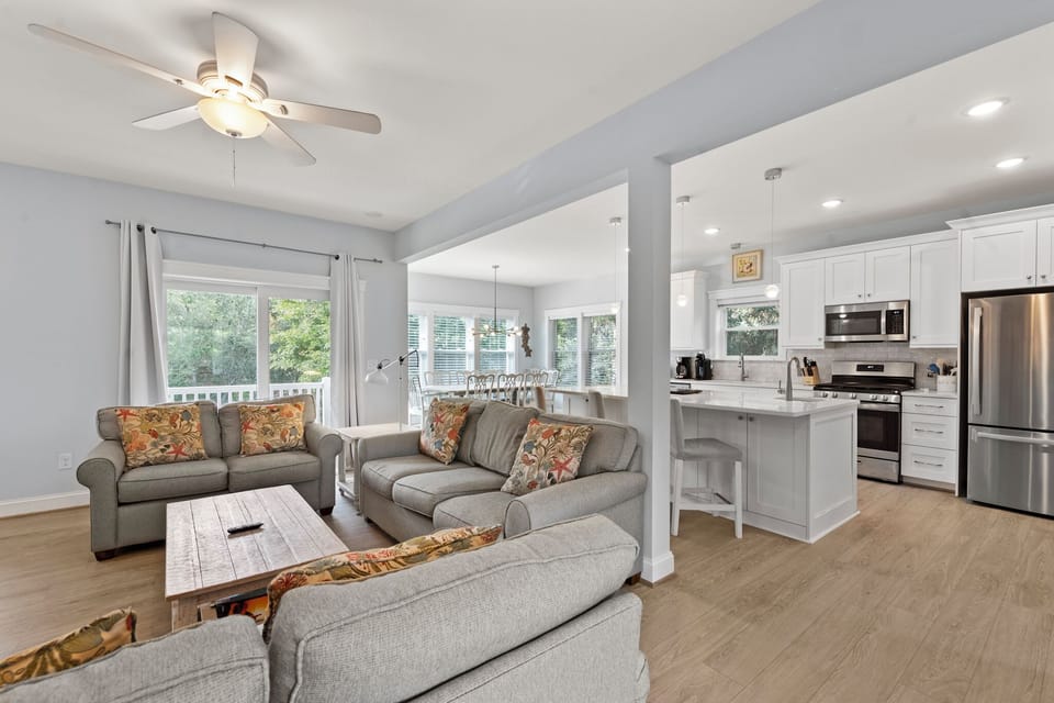 SH305: Wax Turtle | Mid Level Living Area
