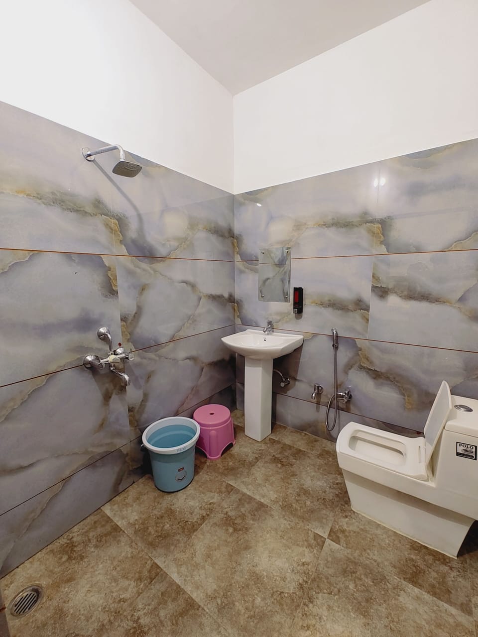 Classic Double or Twin Room | Bathroom | Shower, free toiletries, slippers, towels