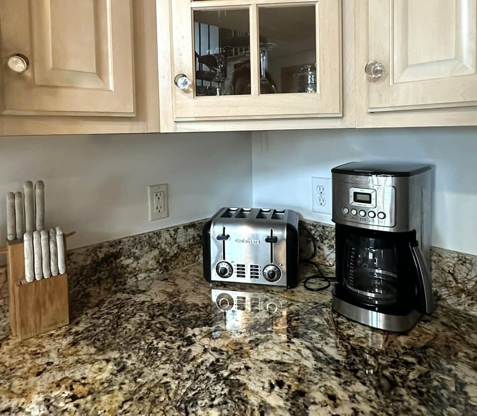 Kitchen appliances (alternate view)