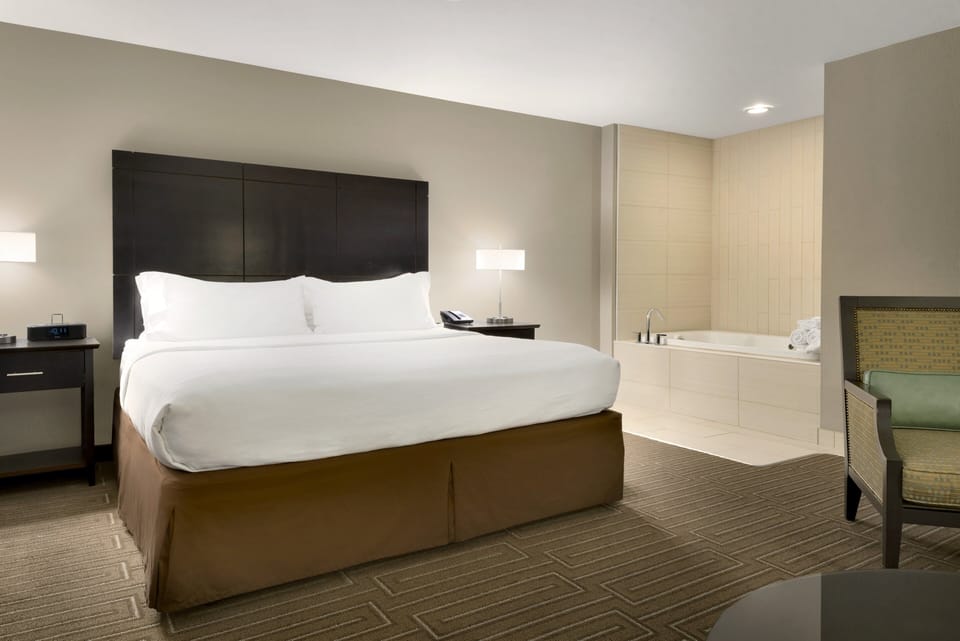 Suite, 1 King Bed, Jetted Tub | Hypo-allergenic bedding, pillowtop beds, desk, iron/ironing board
