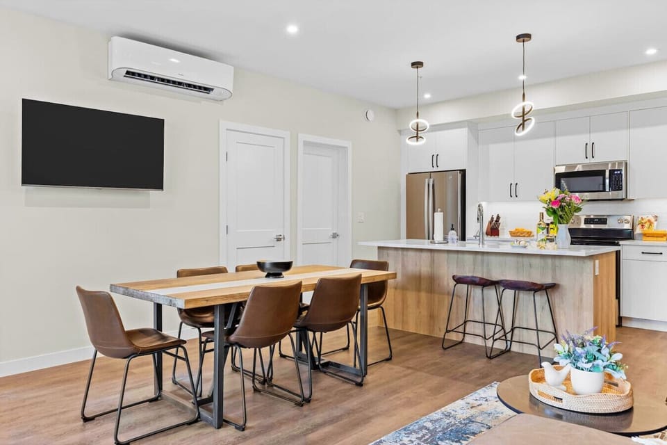 Perfect for quick breakfasts or casual cooking, the bar counter offers two comfortable stools for a relaxed dining experience.