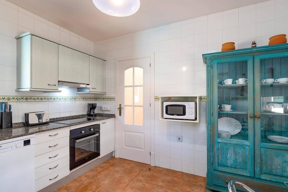 Coffee/tea maker, fridge, microwave, dishwasher