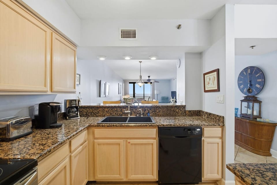 Condo, 1 Queen Bed with Sofa bed (Broadmoor 102) | Private kitchen | Oven, toaster