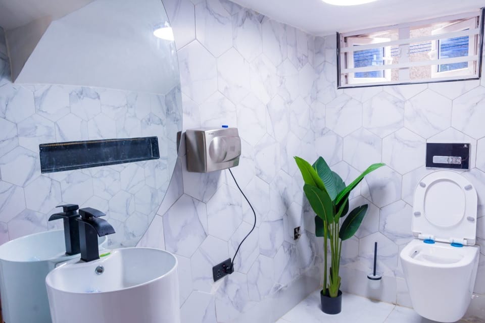 Junior Room, Balcony, City View | Bathroom | Hair dryer, towels, soap, shampoo