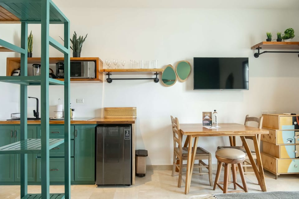 Warm space with integrated kitchen and dining area