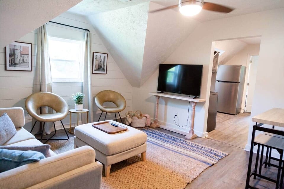 Calming Terracotta Chateau - Cozy living room space with smart tv, ready for you to log into your favorite personal streaming app subscriptions. Dining area in the corner so you don't miss a moment of your favorite TV show!