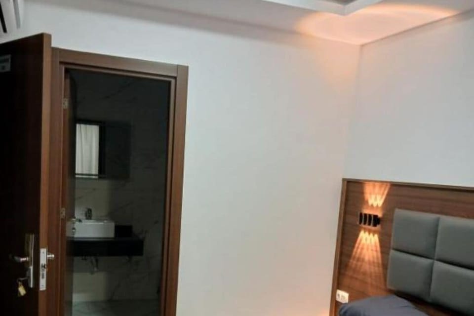 Basic Triple Room | Soundproofing, WiFi (free)