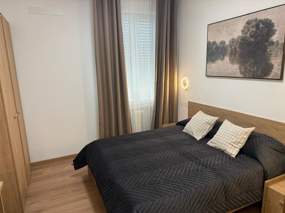Comfort Single Room | In-room safe, desk, laptop workspace, blackout drapes