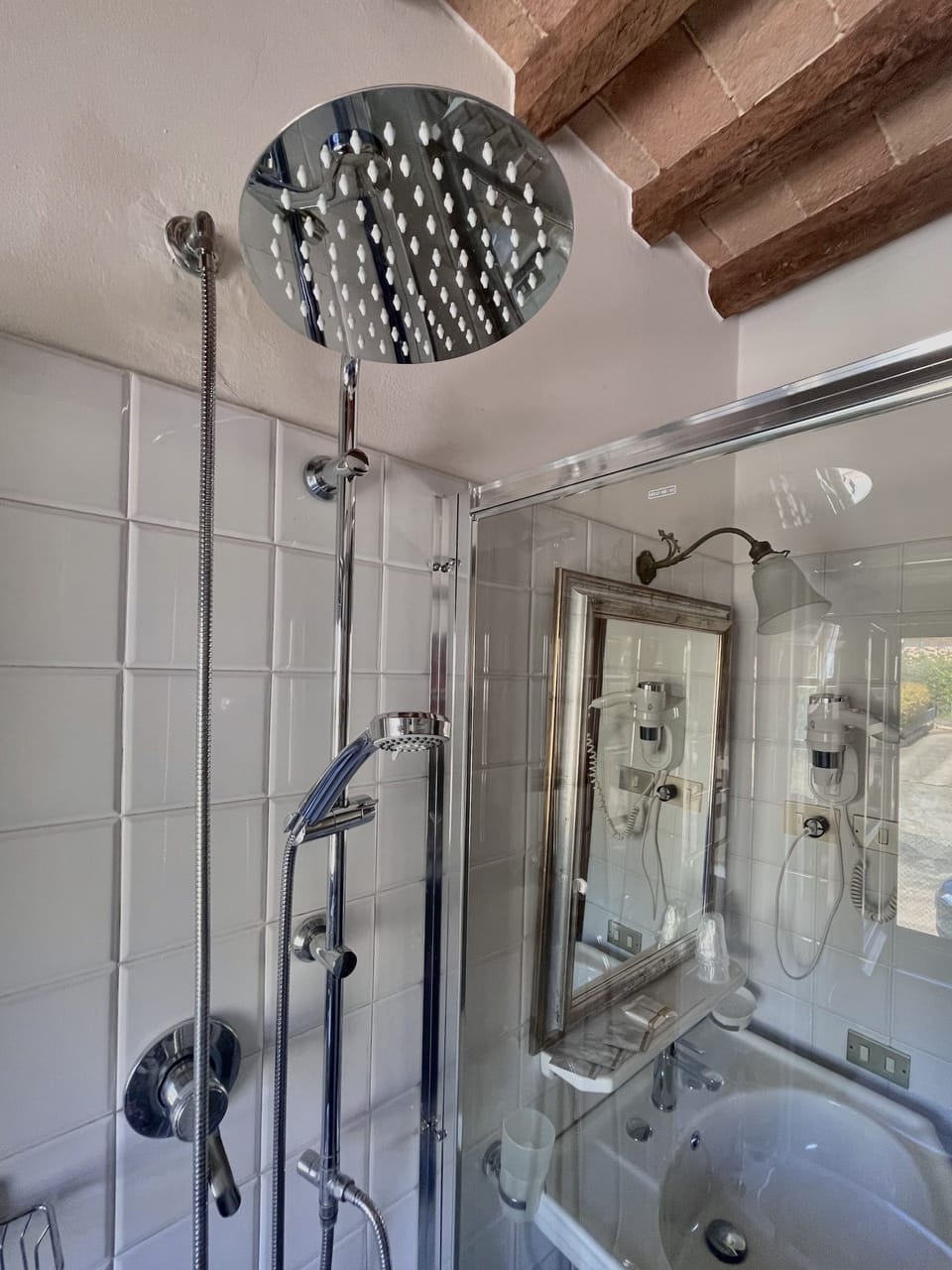 Double Room | Bathroom | Shower, free toiletries, hair dryer, bidet