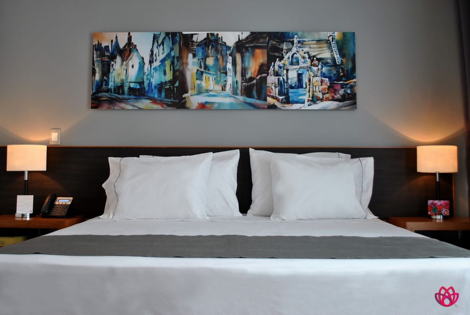 Executive Room, 1 King Bed | In-room safe, desk, iron/ironing board, free WiFi