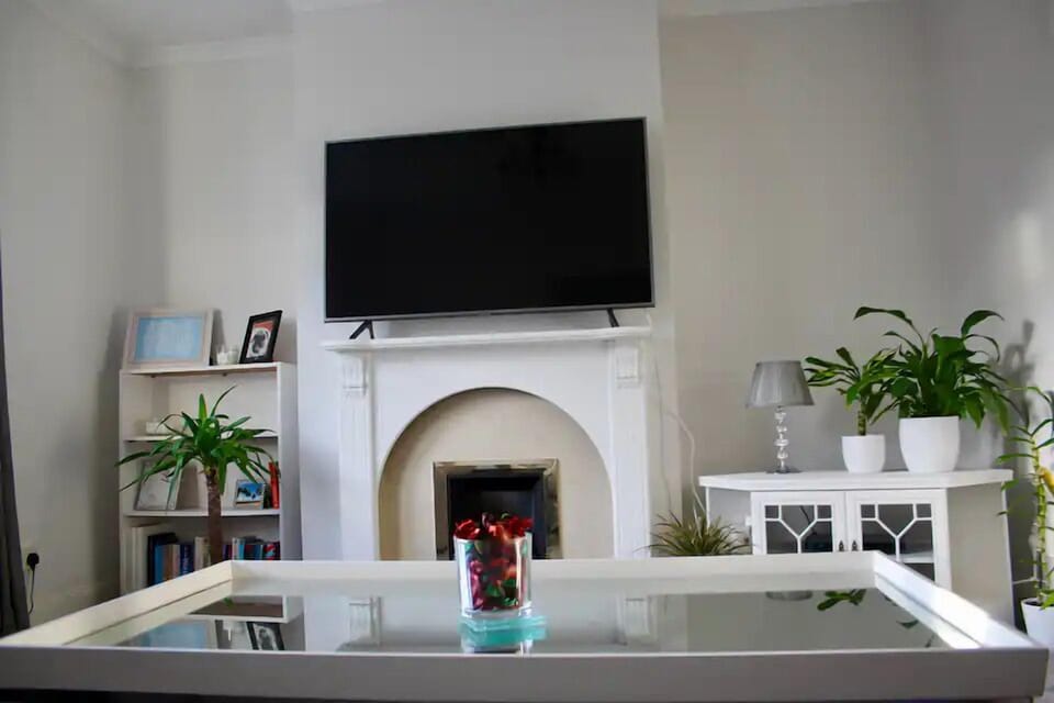 Amazing 2-Bed Home w Private Garden Free Parking (12)