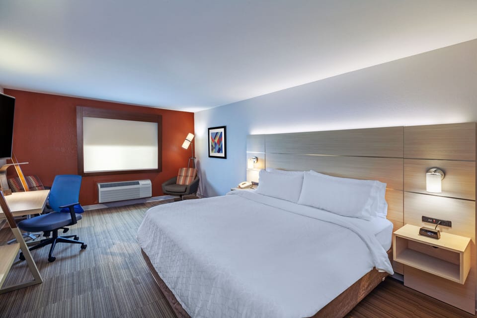 Hypo-allergenic bedding, in-room safe, desk, blackout drapes