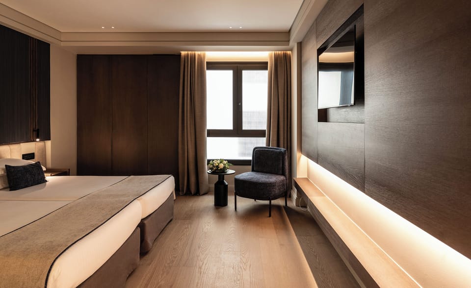 Business Double or Twin Room | Premium bedding, minibar, in-room safe, desk