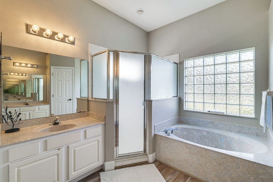 Full Bathroom | 1st Floor | Towels Provided | Complimentary Toiletries