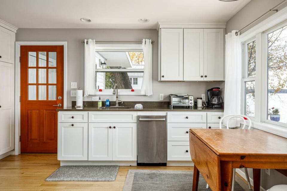 Kitchen (Main Floor)