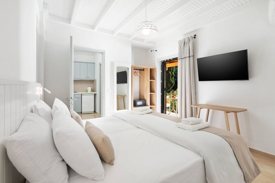 Comfort Studio, Balcony | Egyptian cotton sheets, premium bedding, memory foam beds, minibar