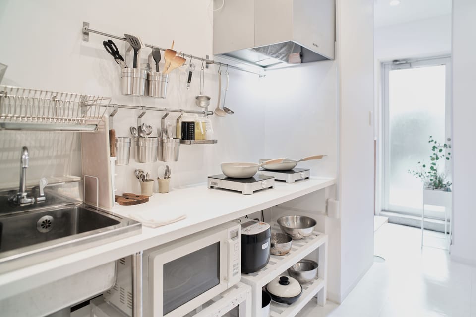 Coffee/tea maker, full-size fridge, microwave, stovetop