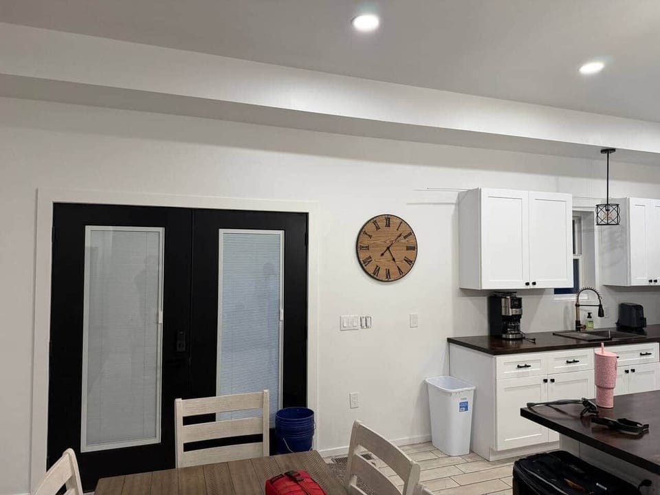 Dining Area seating for 6
