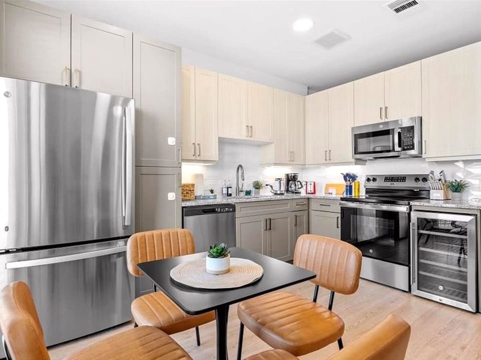 Bright dining nook with seating for four, set beside large windows for plenty of natural light. Perfect for shared meals, work sessions, or morning coffee overlooking the neighborhood.